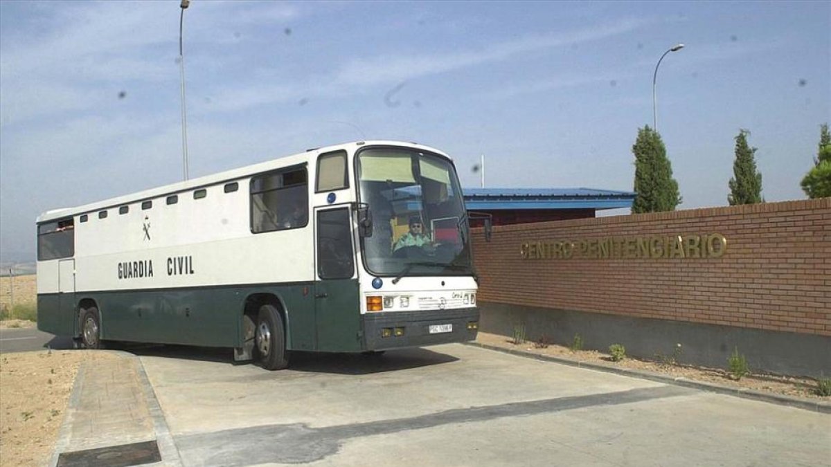 Autobús de la Guardia Civil destinado al transporte de presos-ROGELIO ALLEPUZ
