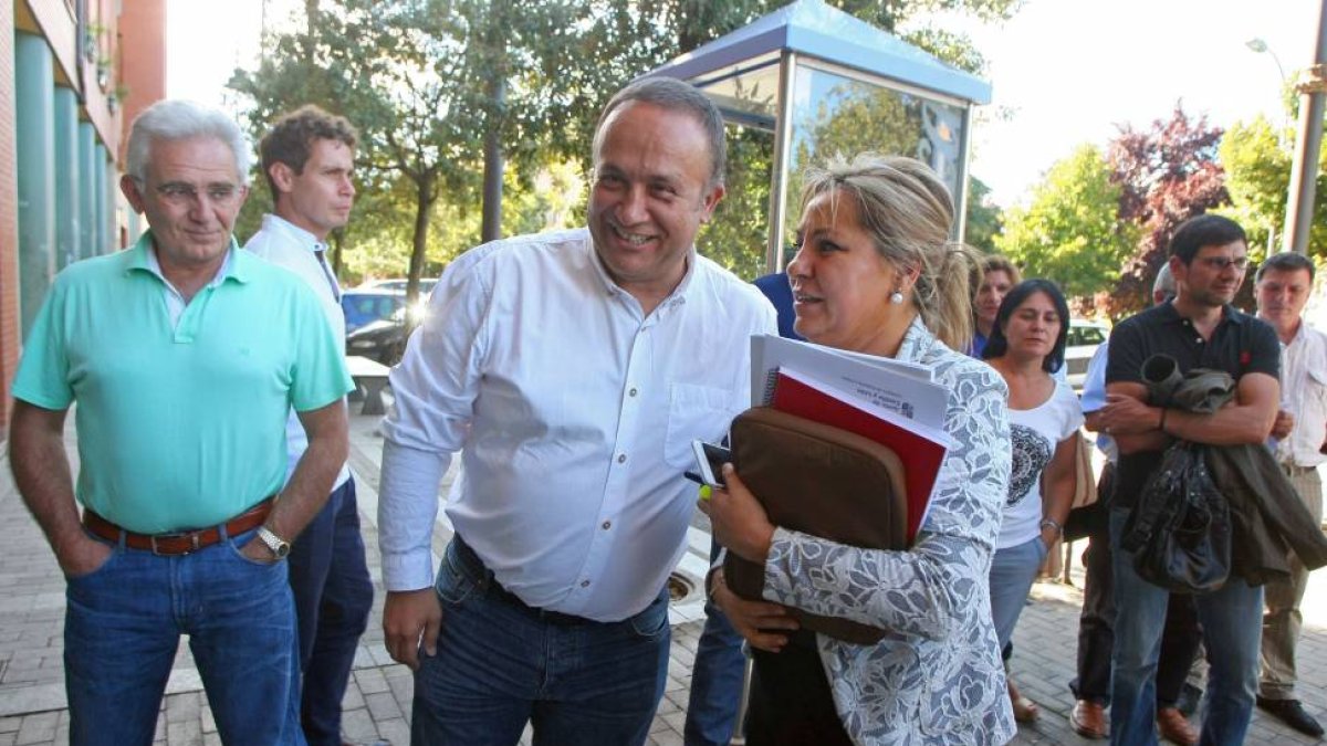La vicepresidenta y consejera de Empleo, Rosa Valdeón, junto al presidente del Consejo Comarcal del Bierzo, Gerardo Álvarez Courel, a su llegada a la reunión de trabajo con los alcaldes de los municipios mineros de León y Palencia, que se celebra en la se-Ical