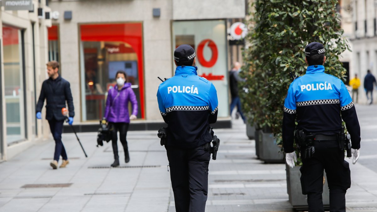 Agentes de la Policía Municipal de patrulla por la calle. | E. M.