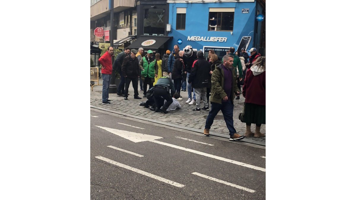 Agentes de la Guardia Civil detienen al presunto agresor.- EUROPA PRESS
