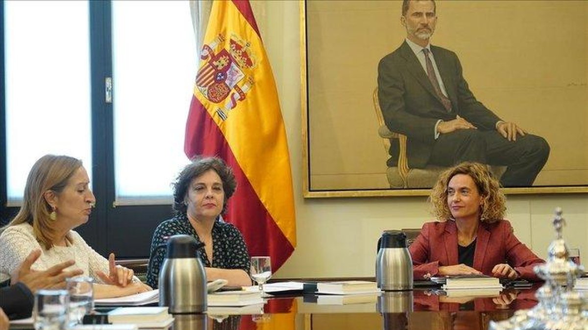 Mesa del Congreso, presidida por Meritxell Batet.-JOSE LUIS ROCA