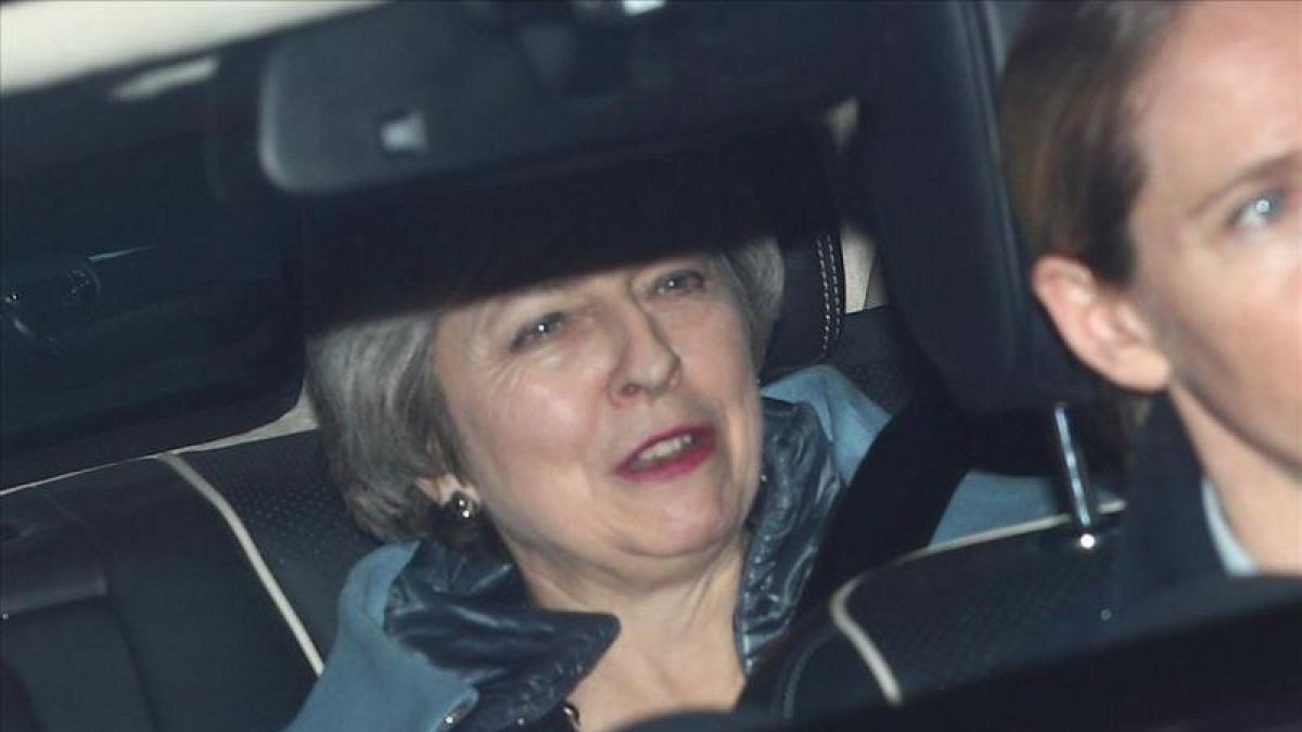 Theresa May sale del Parlamento británico, este jueves en Londres.-REUTERS / HANNAH MCKAY