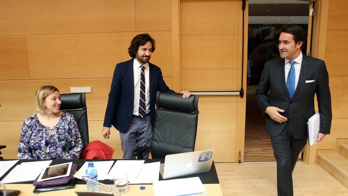 El consejero de Fomento y Medio Ambiente, Juan Carlos Suárez-Quiñones, informa a la Comisión sobre diversos asuntos-ICAL