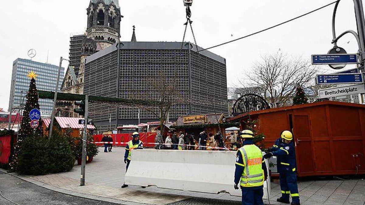 El mercadillo navideño de Berlín reabre tras colocar bloques de hormigón para evitar nuevos ataques.-AFP