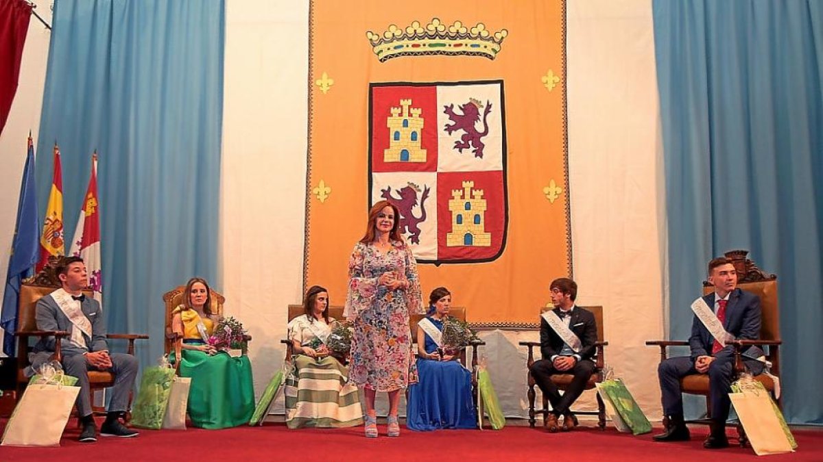 La presidenta de las Cortes, Silvia Clemente, durante su intervención como mantenedora de las fiestas de Villalón de Campos.-EM
