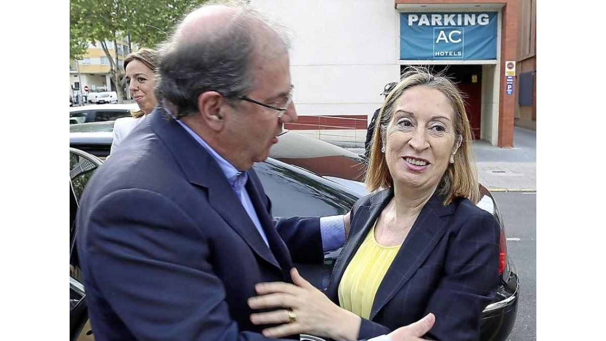 Juan Vicente Herrera, en Zamora, junto a la ministra de Fomento Ana Pastor.-Ical
