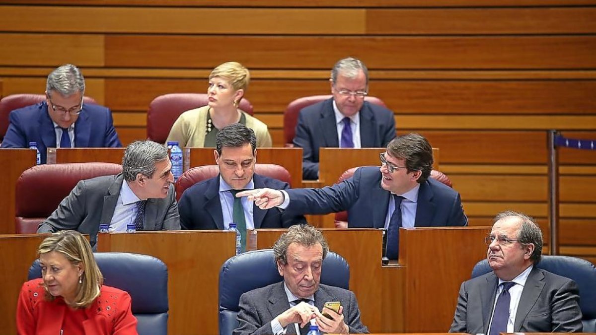 Sanz Vitorio conversa con Fernández Mañueco en presencia de De la Hoz. En la fila de abajo, los consejeros Del Olmo y De Santiago-Juárez, y el presidente Herrera.-ICAL