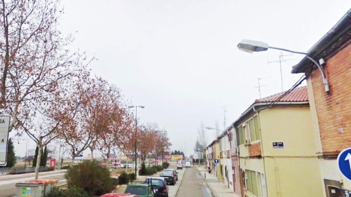 Calle Santander, lugar de constatación policial del primer pase de 1,99 gramos de cocaína. E.M.