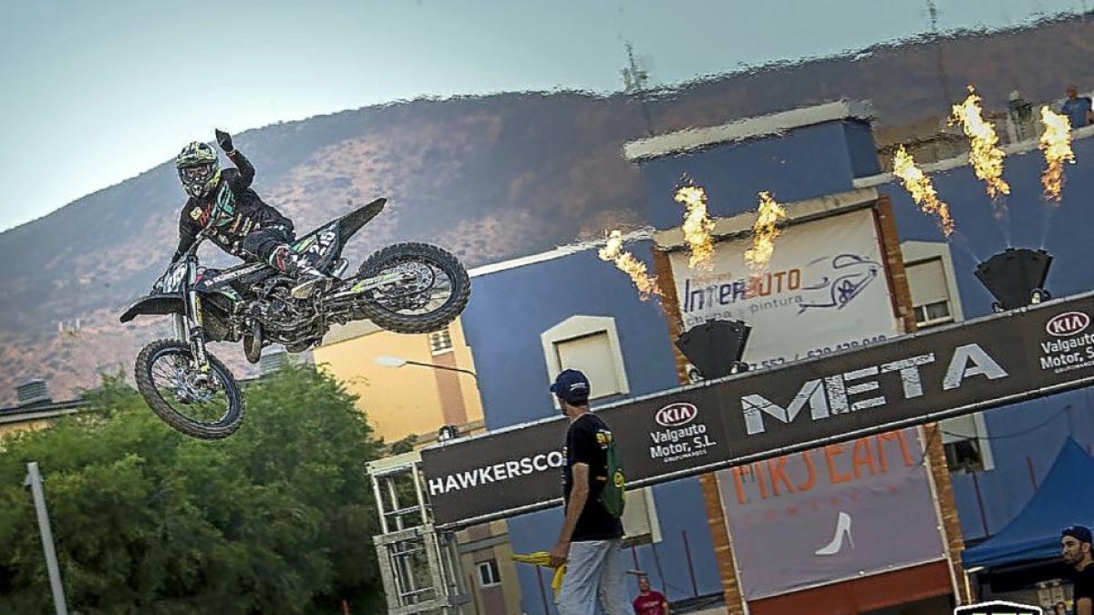 Un piloto realiza una acrobacia durante la prueba en Elda-EL MUNDO
