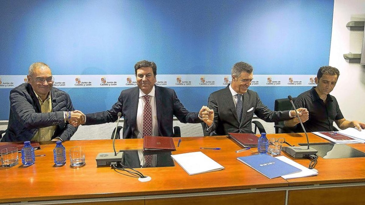 Firma en septiembre del acuerdo entre Junta, sindicatos y patronal para poner en marcha este servicio del Serla.-ICAL