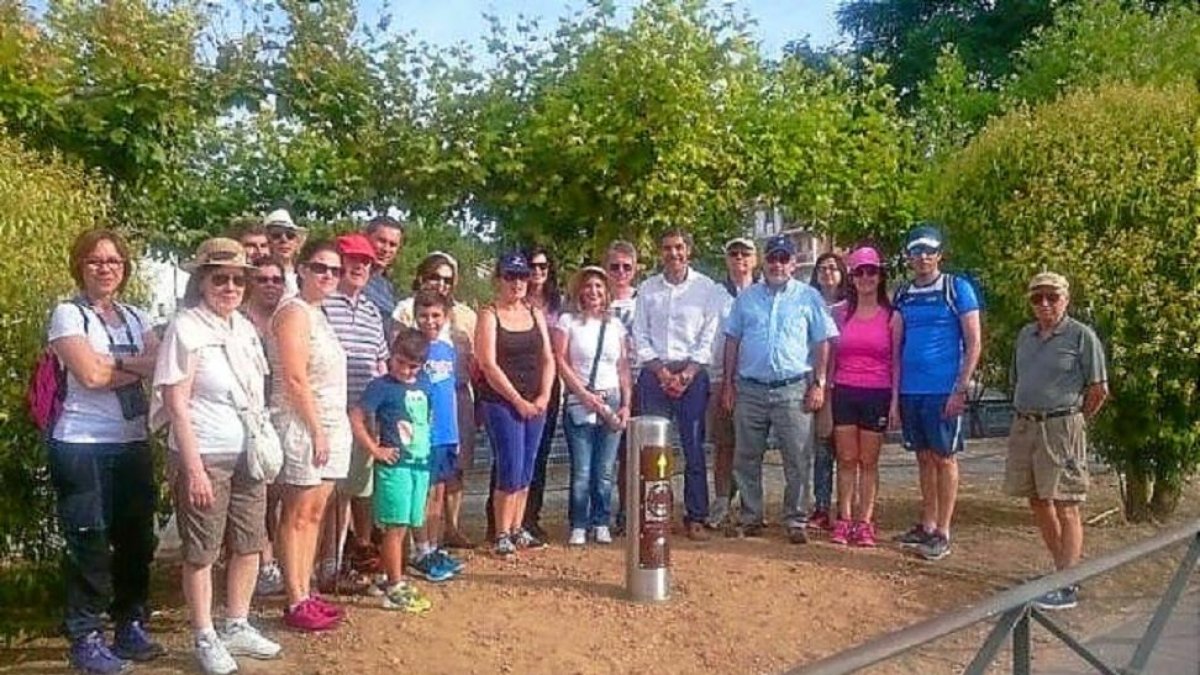 El alcalde de Simancas inaugura un monolito del Camino de Santiago junto a varios vecinos.-E. M.