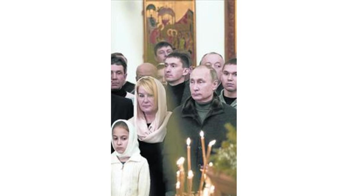 Vladímir Putin asiste a una misa de la Navidad ortodoxa, ayer en Moscú.-AP / MIJAIL KLIMENTYEV