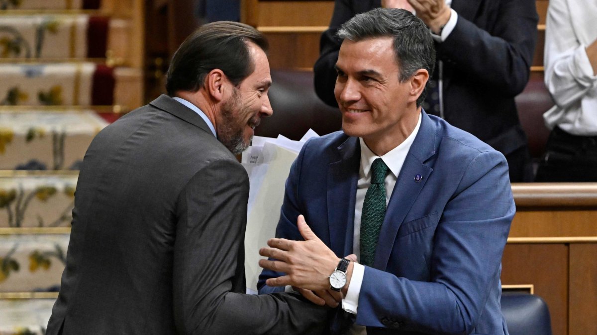 Óscar Puente y Pedro Sánchez, en una imagen de archivo, durante la investidura fallida de Alberto Núñez Feijóo.-JAVIER SORIANO.