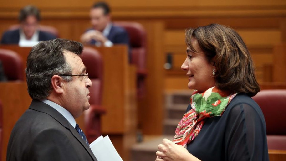 La consejera de Cultura, Josefa García Cirac conversa con Martín Benito (PSOE) en el Pleno de las Cortes.-MIRIAM CHACÓN / ICAL