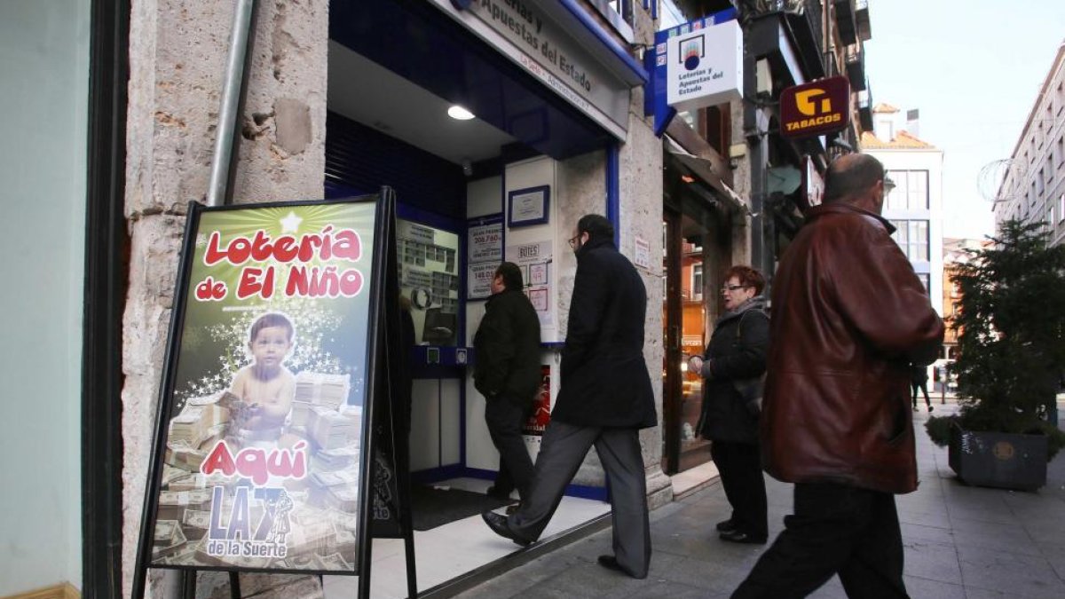 Venta de lotería del Niño en una administración de Valladolid.-ICAL