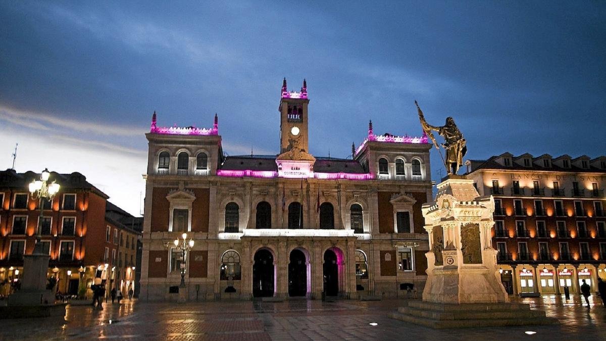 El Ayuntamiento iluminado con los colores del Real Valladolid para animar al Real Valladolid-PABLO REQUEJO