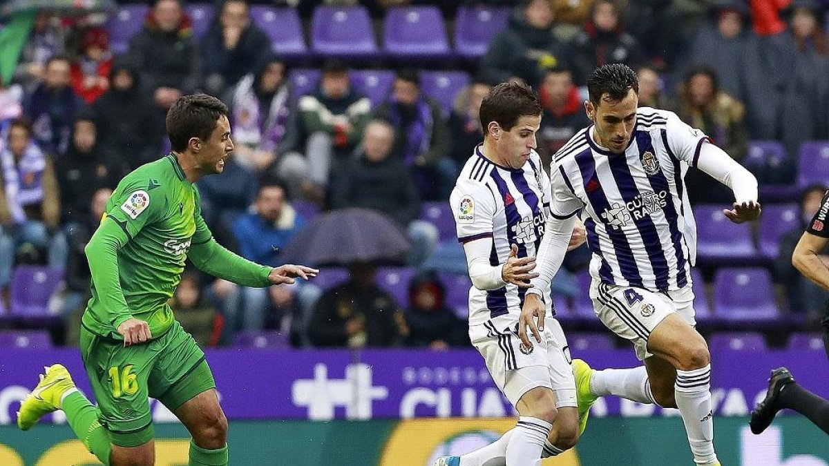 Olivas conduce el balón ante Hervías.