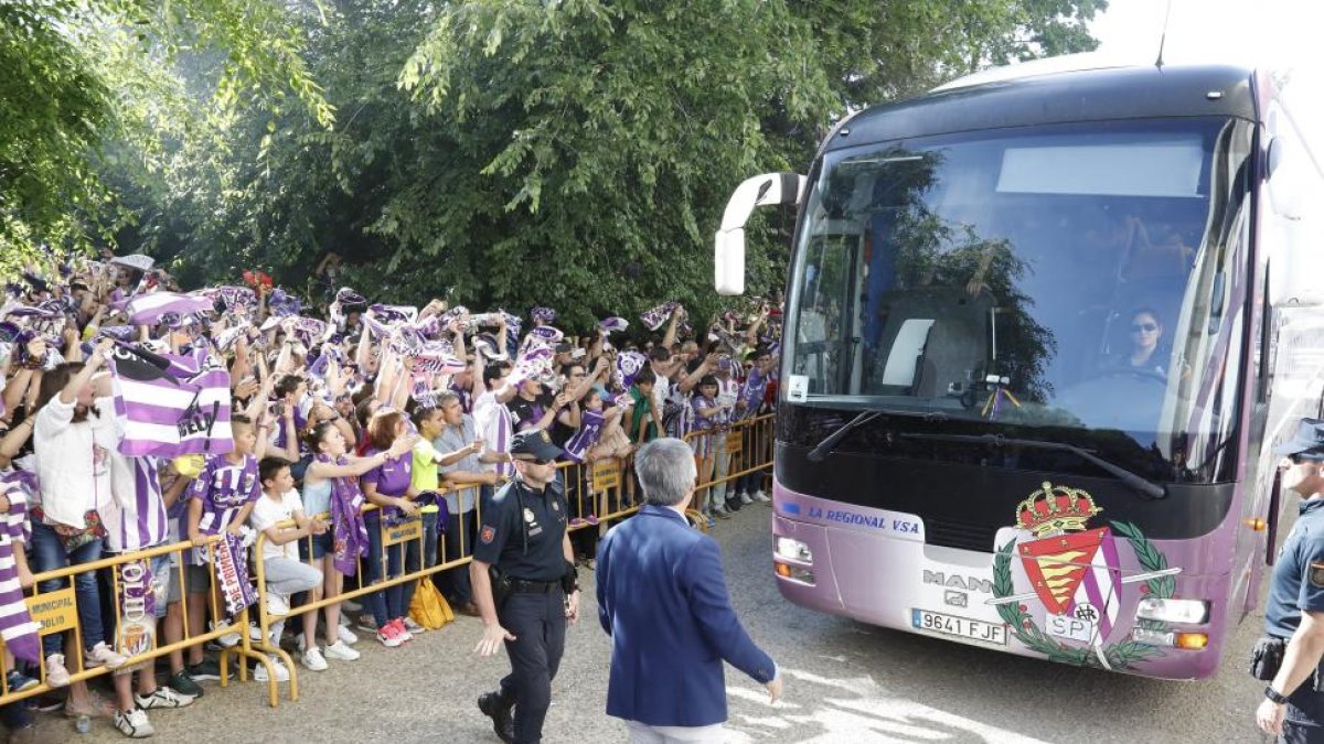 Cientos de aficionados delRealValladolid se agolpan para recibir al autobús del equipo.-J.M. LOSTAU
