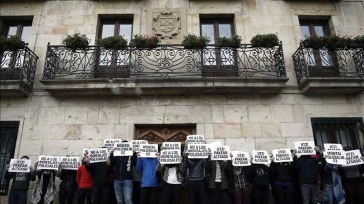Acto de apoyo de vecinos y amigos de los dos primeros detenidos por la agresión a dos guardias civiles en Alsasua, el pasado día 17 de octubre.-EFE / JESÚS DIGES