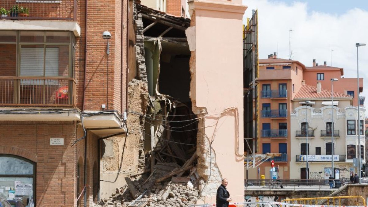 El temporal de lluvias provoca el derrumbe de una casa en Zamora.-ICAL
