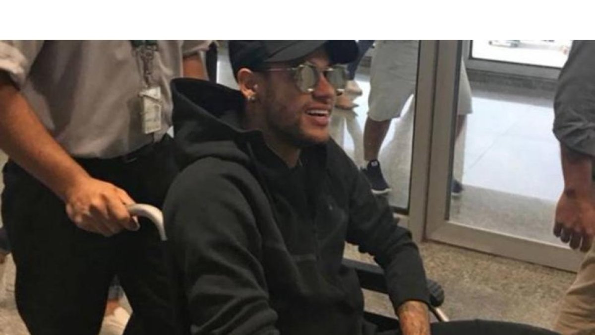Neymar, a su llegada a Brasil, en silla de ruedas.-/ AFP / CLAIRE DORNALD CLAUZEL