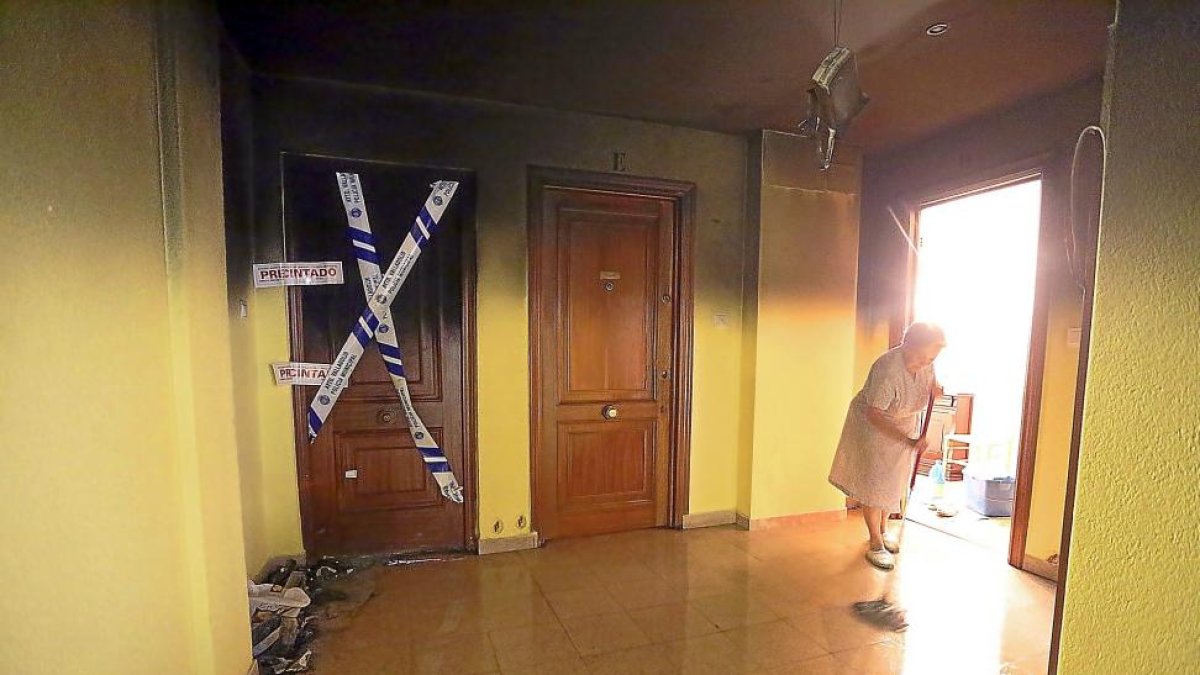 Puerta precintada de la vivienda de Delicias en la que se produjo el incendio.-ICAL