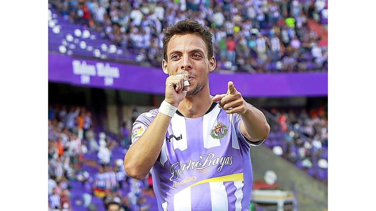 Óscar Plano celebra uno de los goles que ha marcado con el Real Valladolid.-J.M. LOSTAU