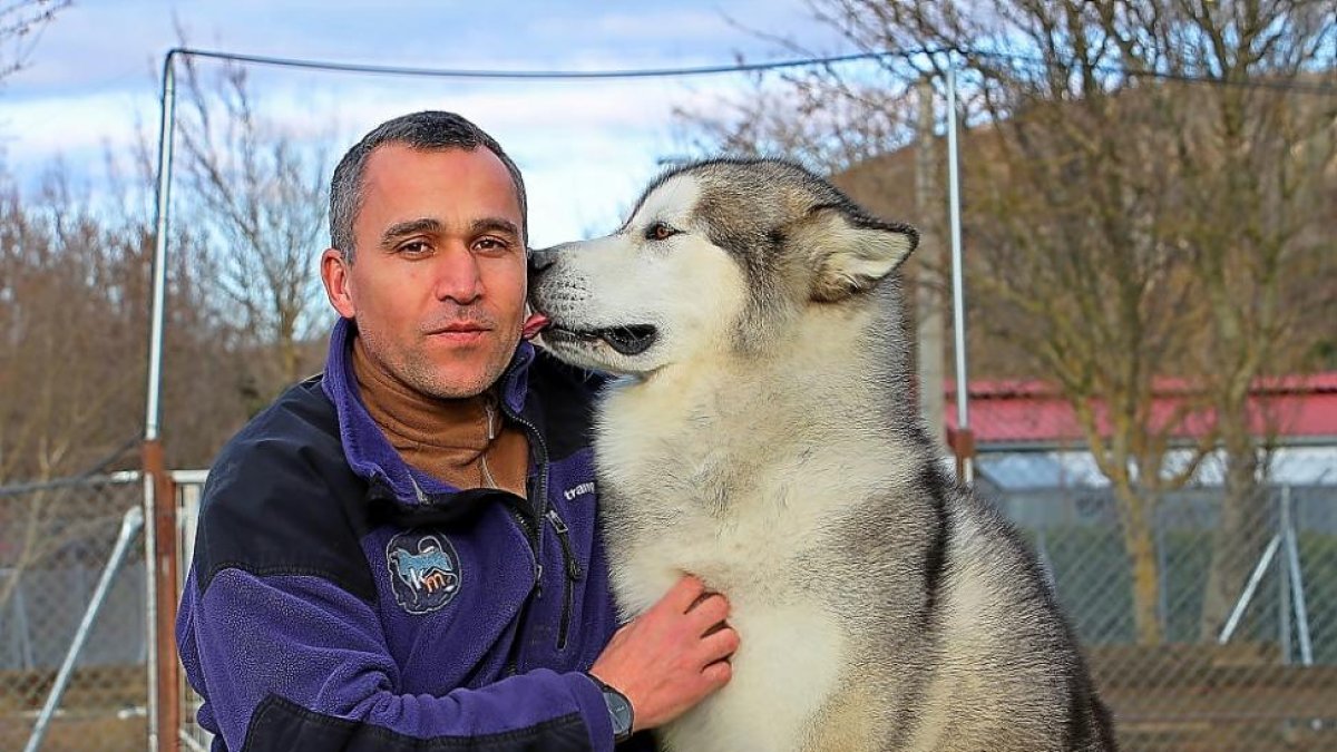 José Iglesias posa junto a uno de sus perros malamute en Zamora.-J. L. C.
