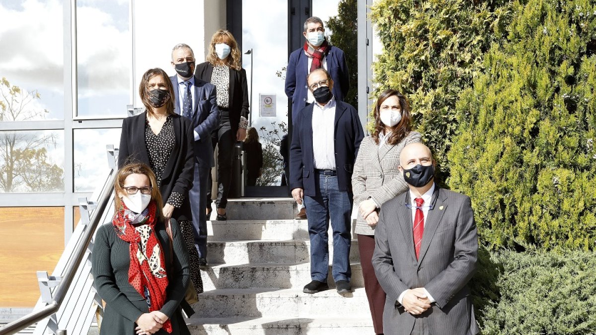 Carmen San Martín (Presidenta DO Rueda), Isabel Ibáñez Basterra (Caixabank), Luis Chico (Pte. Federación de Asociaciones de Turismo Rural), Alicia Iglesias (secretaria del jurado), Pablo Lago (director de EL MUNDO DE CASTILLA Y LEÓN), José Mª Ruiz (Presidente Grupo José María), Adriana Ulibarri (consejera delegada de EL MUNDO DE CASTILLA Y LEÓN)y Jorge Llorente Cachorro (Viceconsejero Desarrollo Rural Junta de Castilla y León). J.M. LOSTAU