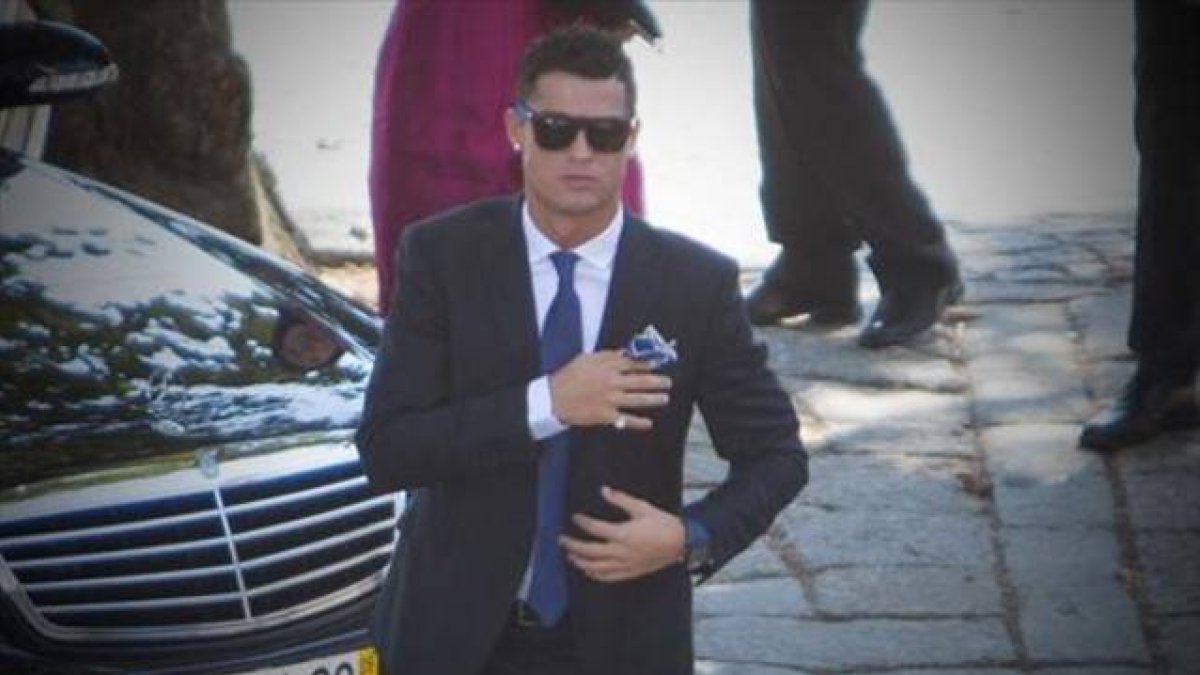 Sandra Barbosa y Jorge Mendes, detrás de ella. A la derecha, Cristiano Ronaldo.-Foto: GTRES