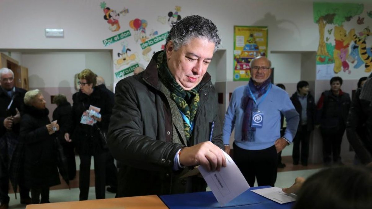 Votación del secretario de Estado de la Seguridad y Social y candidato al Congreso por el PP de Valladolid, Tomás Burgos.-ICAL