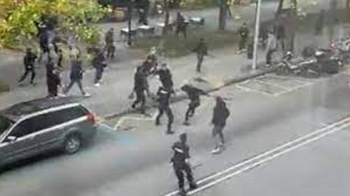 Carga policial ante los ultras de ambas hinchadas.
