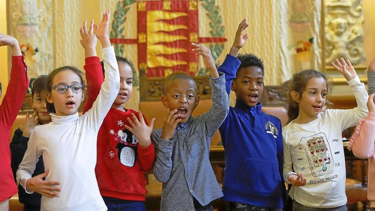 Interpretación de los niños en el salón de recepciones del Ayuntamiento de Valladolid.-J.M. LOSTAU