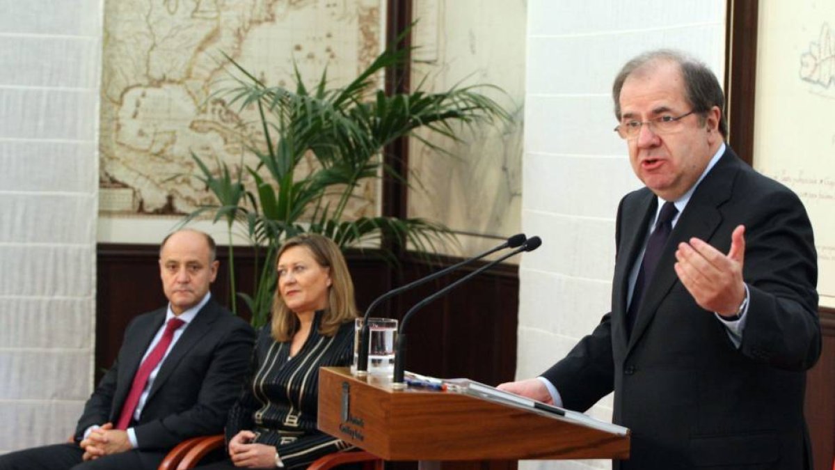 El presidente de la Junta de Castilla y León, Juan Vicente Herrera, la consejera de Hacienda, Pilar del Olmo, y el director general de Presupuestos, José Armando Baeta, presentan el proyecto de Ley de Presupuestos Generales de la Comunidad para 2015-Ical