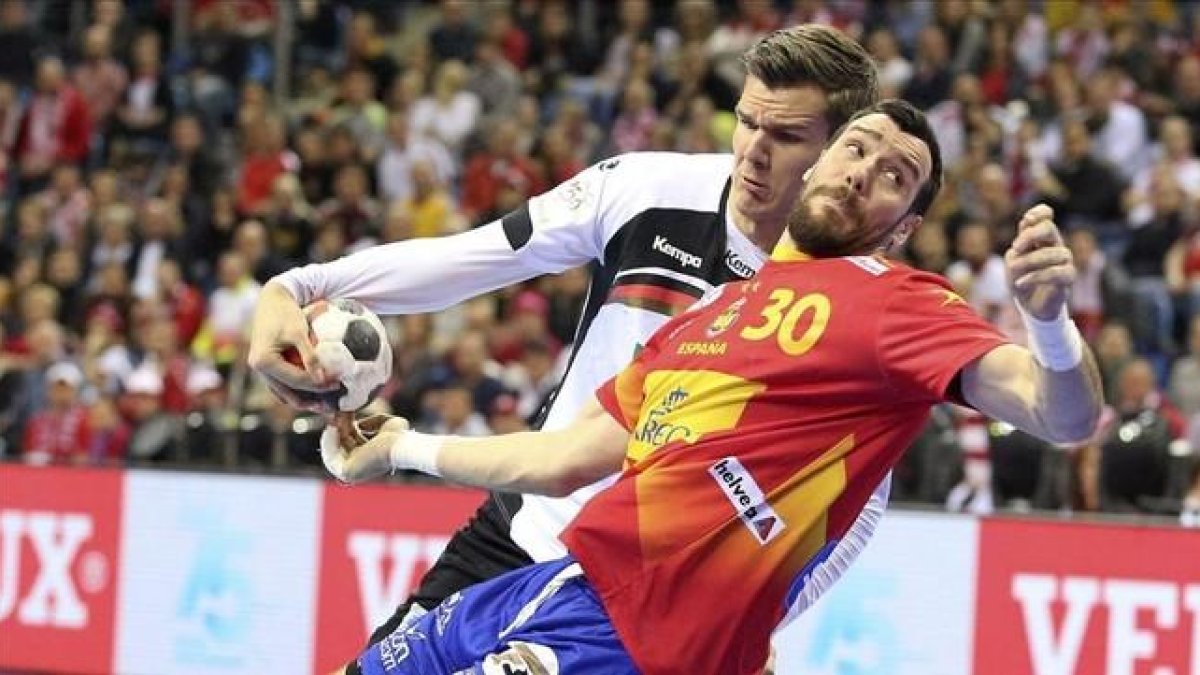 El alemán Erik Schmidt tapona el tiro de Gedeón Guardiola durante la final del europeo de balonmano.-EFE / STANISLAW ROZPEDZIK