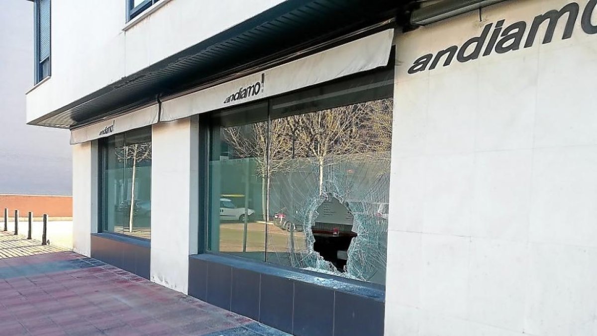 Los ladrones accedieron tras fracturar la luna con un bloque de hormigón.-E. M.