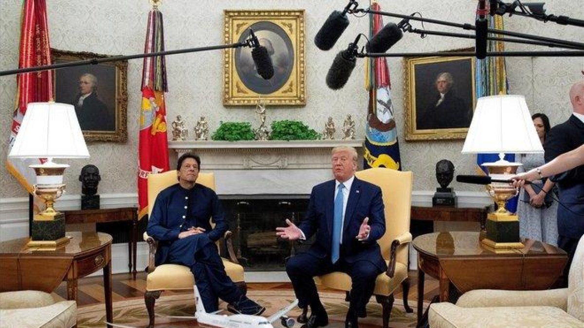 El presidente EEUU, Donald Trump, y el primer ministro de Pakistán, Imran Khan, hacen comentarios a los miembros de los medios de comunicación durante su reunión en la Despacho Oval de la Casa Blanca en Washington, 22 de julio de 2019.-MICHAEL REYNOLDS (EFE/EPA/POOL)