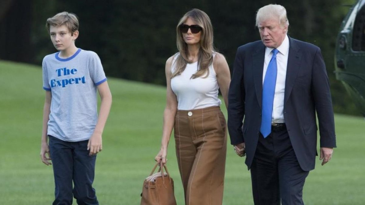 El presidente de EEUU, junto a su esposa e hijo a su llegada a la Casa Blanca.-CHRIS KLEPONIS / EFE