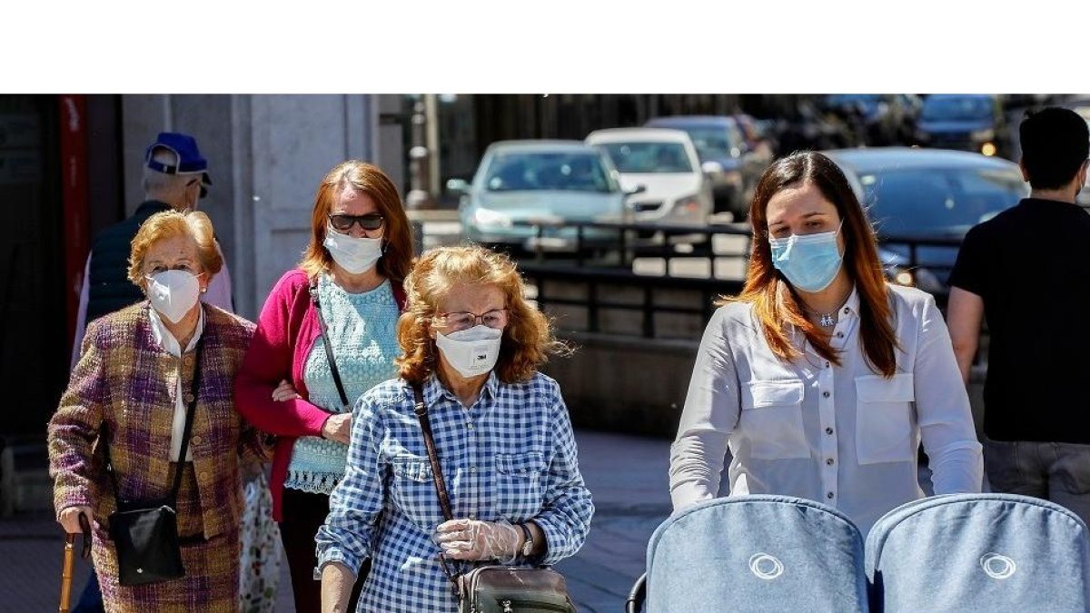 Gente con mascarillas en Valladolid - J. M. LOSTAU