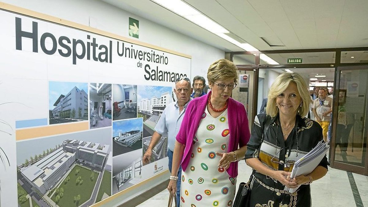 La consejera de Sanidad, Verónica Casado, a la derecha, en su visita ayer al Hospital de Salamanca.-ICAL