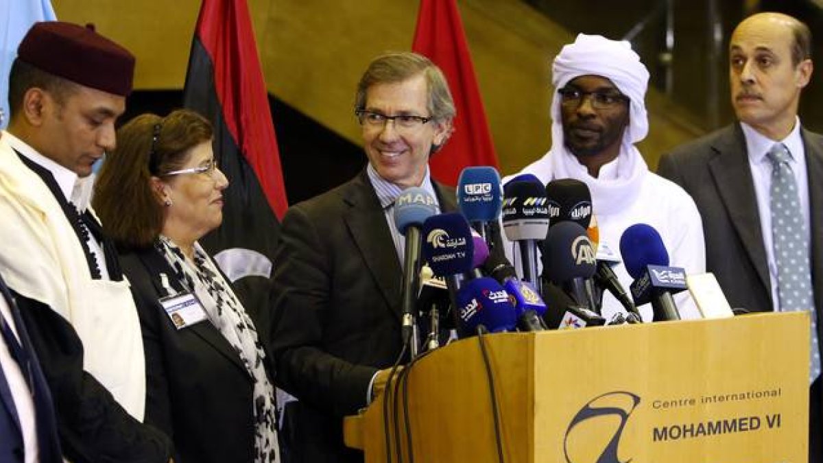 El enviado de la ONU para Libia, Bernardino León, anuncia en rueda de prensa la propuesta de un Gobierno de unidad nacional.-AP / ABDEJALIL BOUNHAR