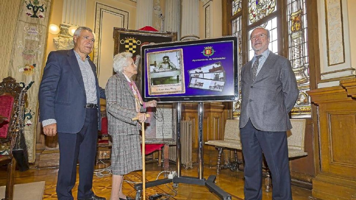 El alcalde junto a los familiares del coronel-Pablo Requejo