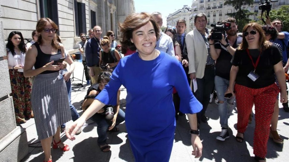 Soraya Sáenz de Santamaría, frente al Congreso de los Diputados, el pasado 19 de junio.-/ DAVID CASTRO