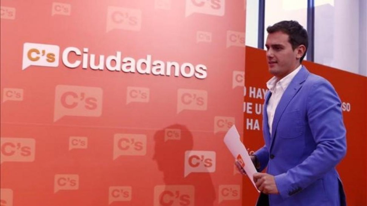 Albert Rivera se dispone a dar una rueda de prensa, tras la reunión de la ejecutiva, el 1 de agosto-AGUSTIN CATALAN