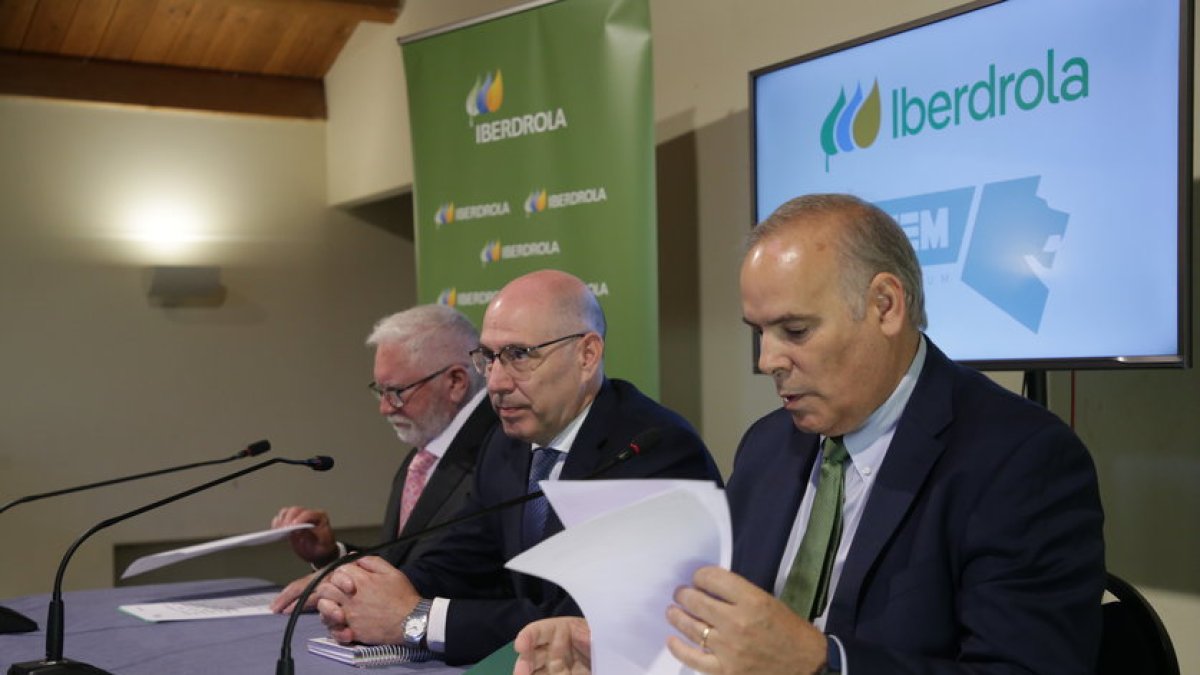 Iberdrola y LatemAluminium anuncian que la energetica se convierte en uno de los principales accionistas de la compañía, referente nacional e internacional en la oferta de aleaciones de aluminio reciclado. El acto cuenta con la participación del presidente ejecutivo de LatemAluminium, Macario Fernández, el CEO de Iberdrola España, Mario Ruiz-Tagle, y el viceconsejero de Economía y Competitividad de la Junta, Carlos Martín Tobalina. -ICAL