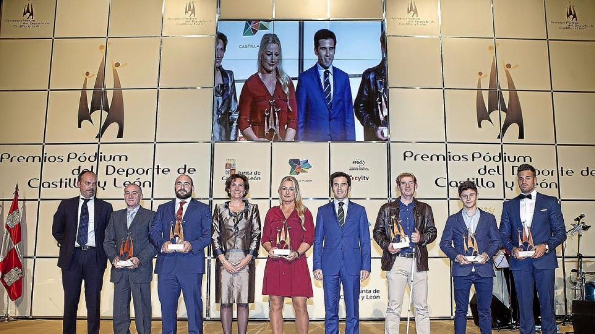 José Antonio Garrote, Leoncio ‘Moncho’ Alarcia, Pablo César Gutiérrez ‘Peisi’, María Josefa García Cirac, Lydia Valentín, Alfonso Lahuerta, Carlos González, Andrés Martínez y Carlos Garrote, foto de familia de los galardonados en los Premios Pódium del De-José C. Castillo