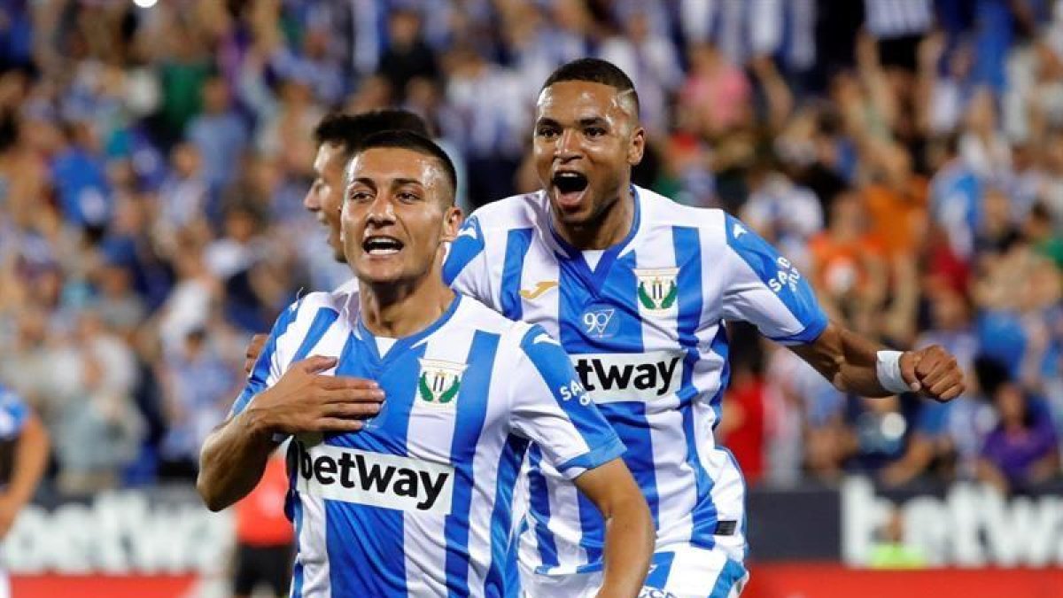 El centrocampista marroquí del Leganés Nabil El Zhar (i) celebra el primer gol de su equipo ante el FC Barcelona.-EFE