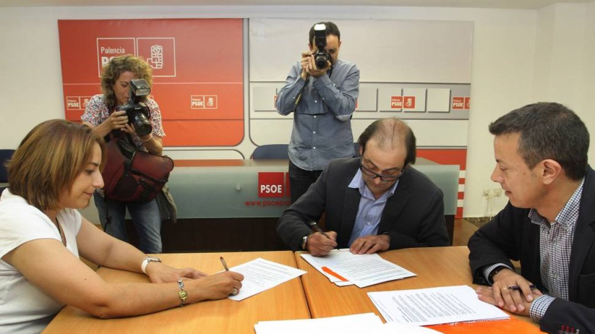 La candidata a la Alcaldía de Palencia por el PSOE, Miriam Andrés y el coordinador provincial de Ciudadanos, Juan Cruz Vidal (C) firman un compromiso para la regeneración democrática en presencia del candidato a la Alcaldía, Juan Pablo Izquierdo (D) antes-ICAL