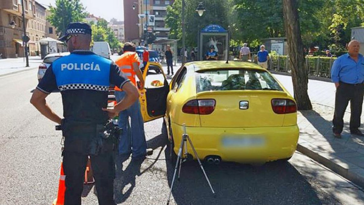 Uno de los controles de ruido en Valladolid.-E. M.