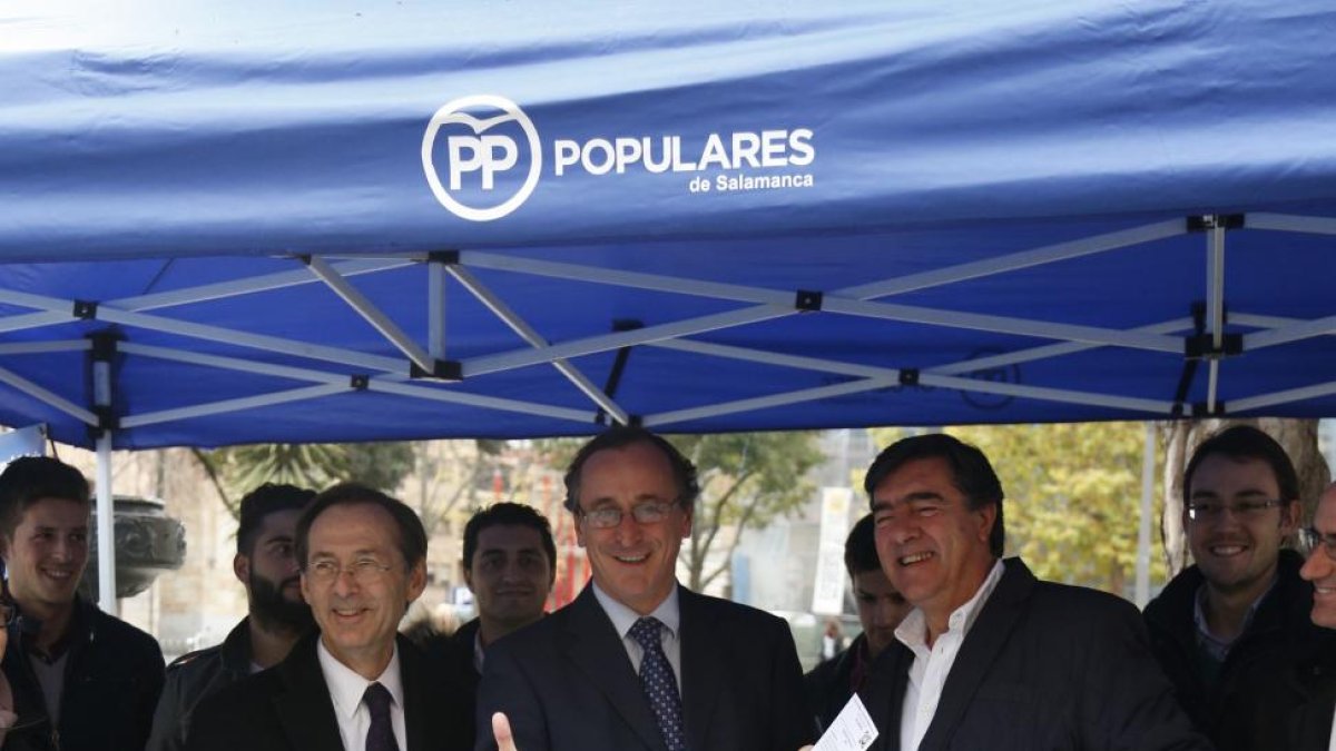 El ministro de Sanidad y presidente del Partido Popular del País Vasco, Alfonso Alonso, visita Salamanca en la imagen junto a los candidatos al congreso y al Senado por Salamanca: Gonzalo Robles (I) y José Antonio Bermúdez (2D) y al secretario provincial,-Ical
